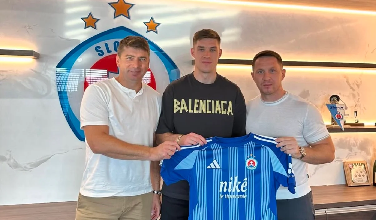 Данило Ігнатенко та його агенти після підписання контракту зі Слованом / Instagram