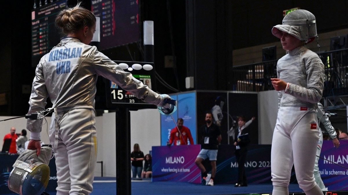 Українка Ольга Харлан відмовляється потиснути руку росіянці / фото: Getty Images