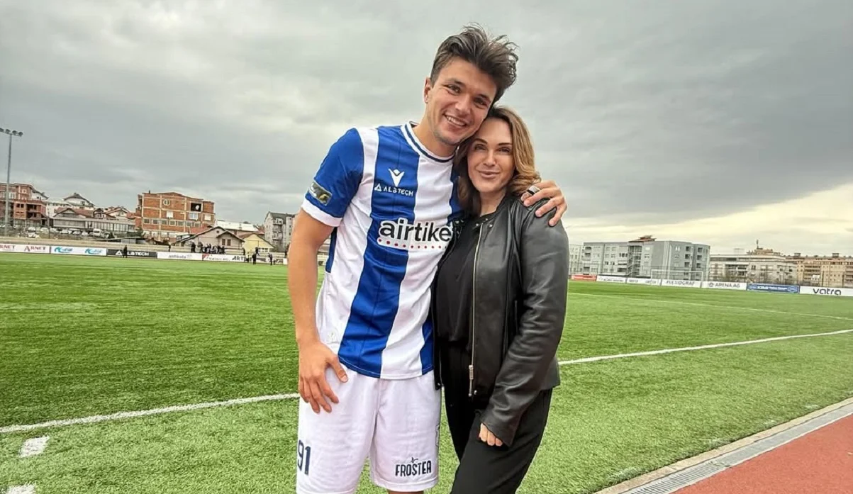 Денис Костишин із матір'ю / Instagram