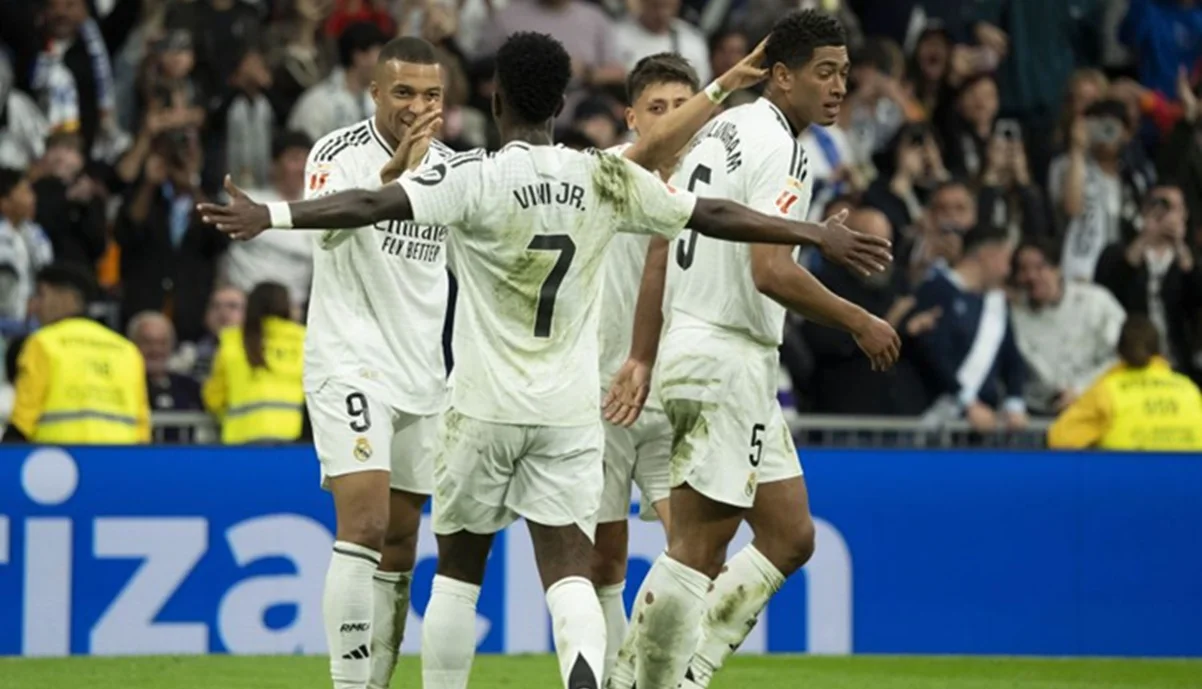 Винисиус с одноклубниками / фото: Ла Лига