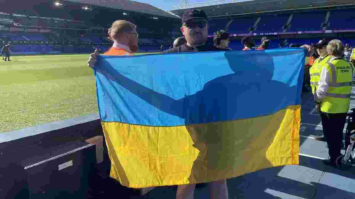У журналиста отобрали "сине-желтое" знамя на матче АПЛ с участием Ярмолюка – клуб нашел оправдание