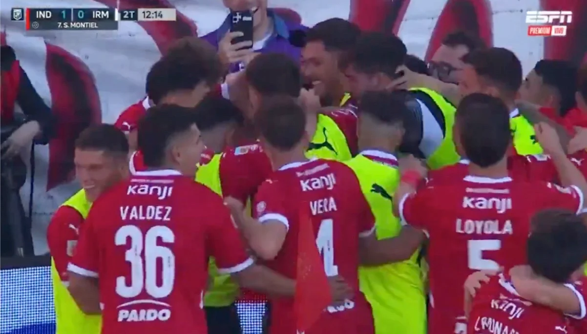 Команда празднует гол Монтиэля / скрин