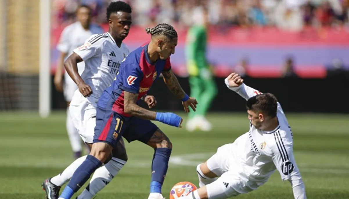 Рафінья у боротьбі з Вальверде та Вінісіусом / фото: Alberto Estevez / EFE