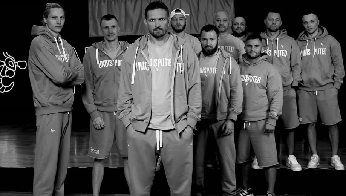 Олександр Усик (в центрі) / Фото з instagram.com/usykaa