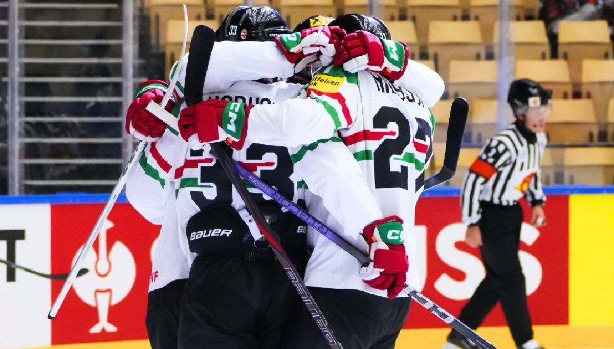 Збірна Угорщини в матчі з Казахстаном / IIHF