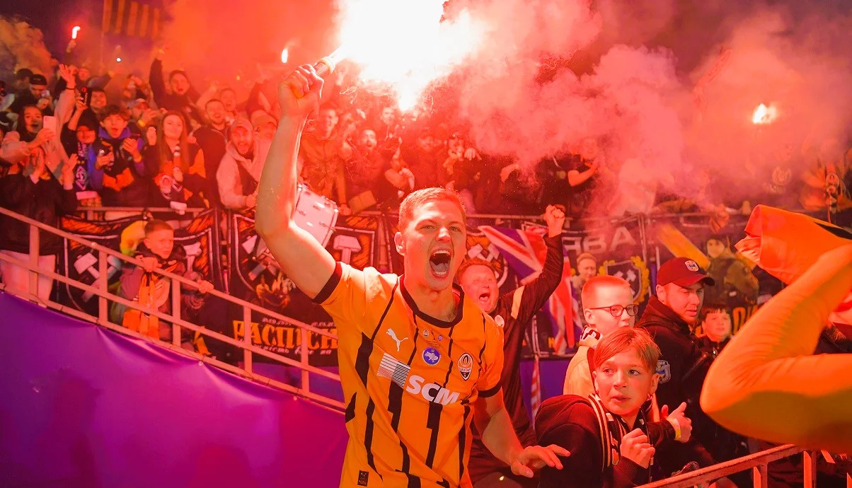 Валерій Бондар запалює у фан-секторі / Фото ФК Шахтар