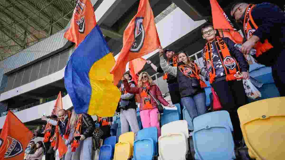 Вболівальники Шахтаря спалили прапори Росії та "ДНР" під час фіналу Кубка України