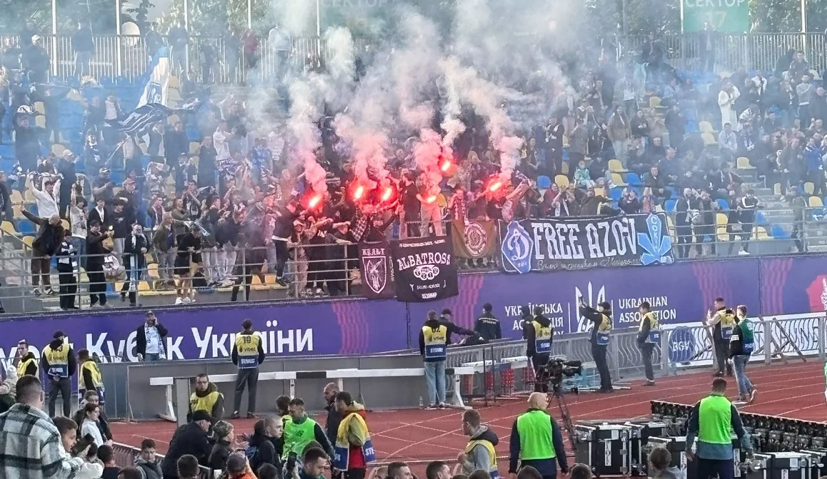 Ультрас Динамо запалюють / Фото Ольги Любушкіної