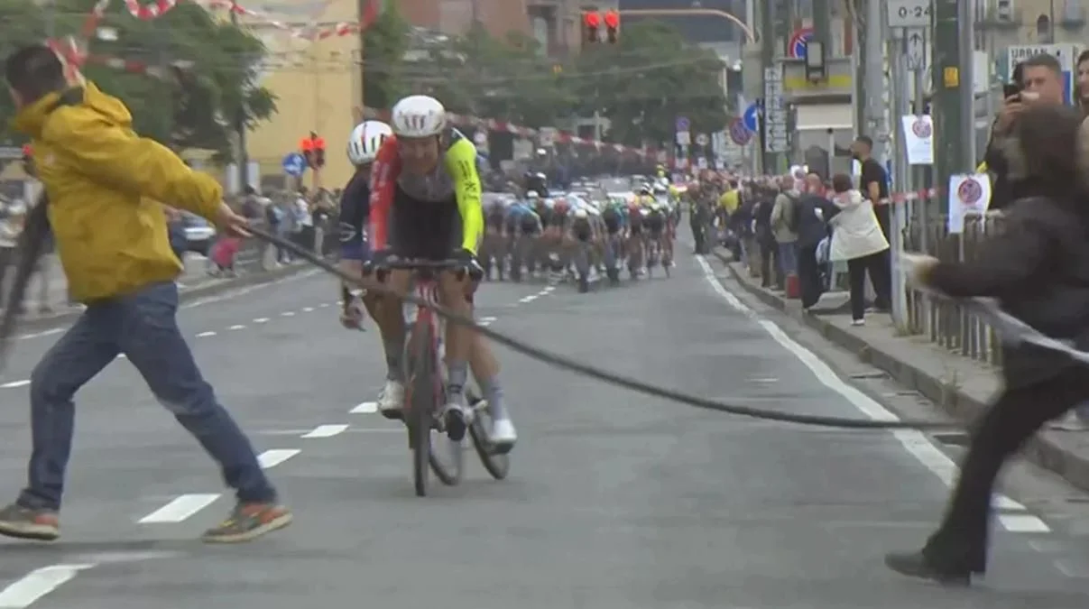 Протестувальники перегородили дорогу на Джиро Д'Італія / Скріншот