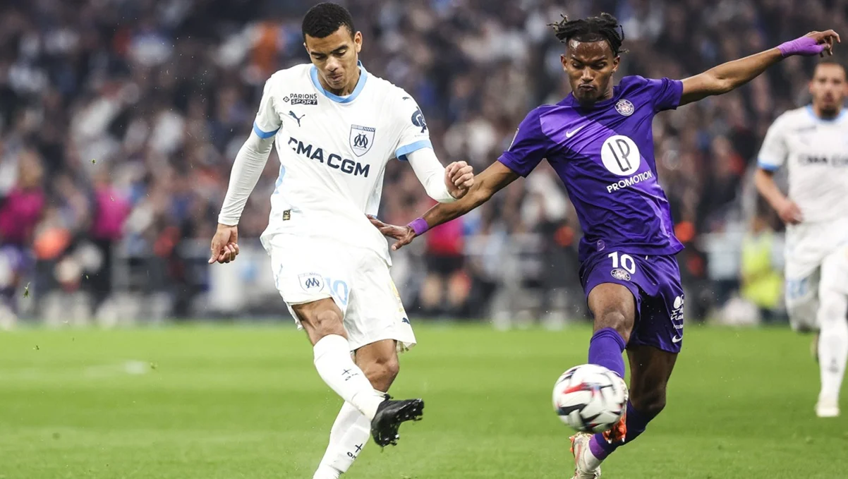 Мейсон Грінвуд у боротьбі з Янном Гбоо / фото: J. Fidelin/Icon Sport