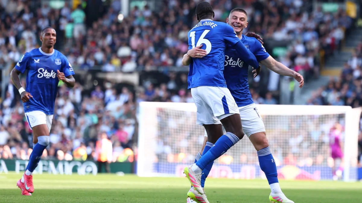 Эшли Янг, Дукуре и Миколенко / Photo by Shaun Brooks - CameraSport via Getty Images