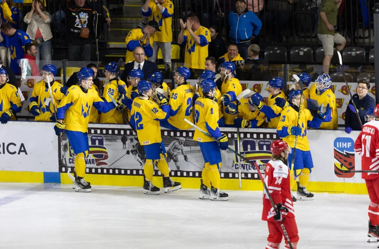 Збірна України з хокею / IIHF