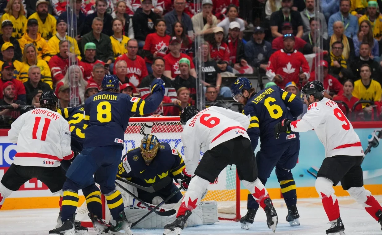 Канада переиграла Швецию / IIHF