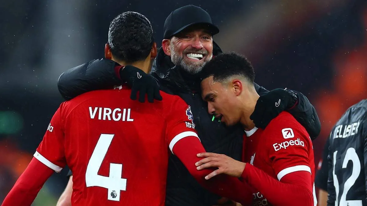 Вірджил ван Дейк, Юрген Клопп та Трент Александер-Арнольд / Getty Images