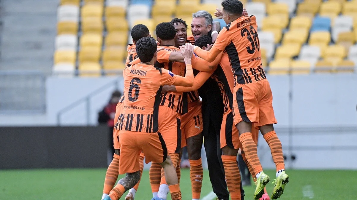Маріно Пушіч з командою / фото: ФК Шахтар