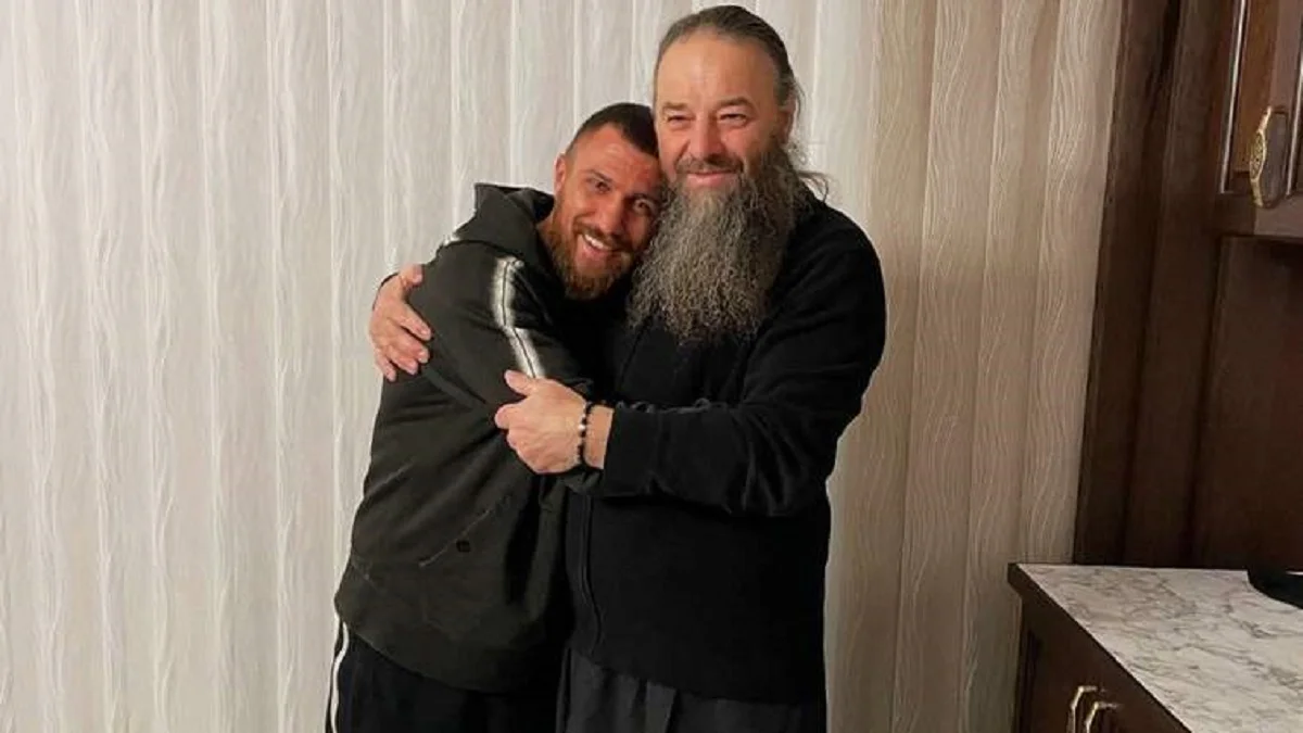 Ломаченко в обіймах митрополита УПЦ МП Лонгина / Фото з соцмереж