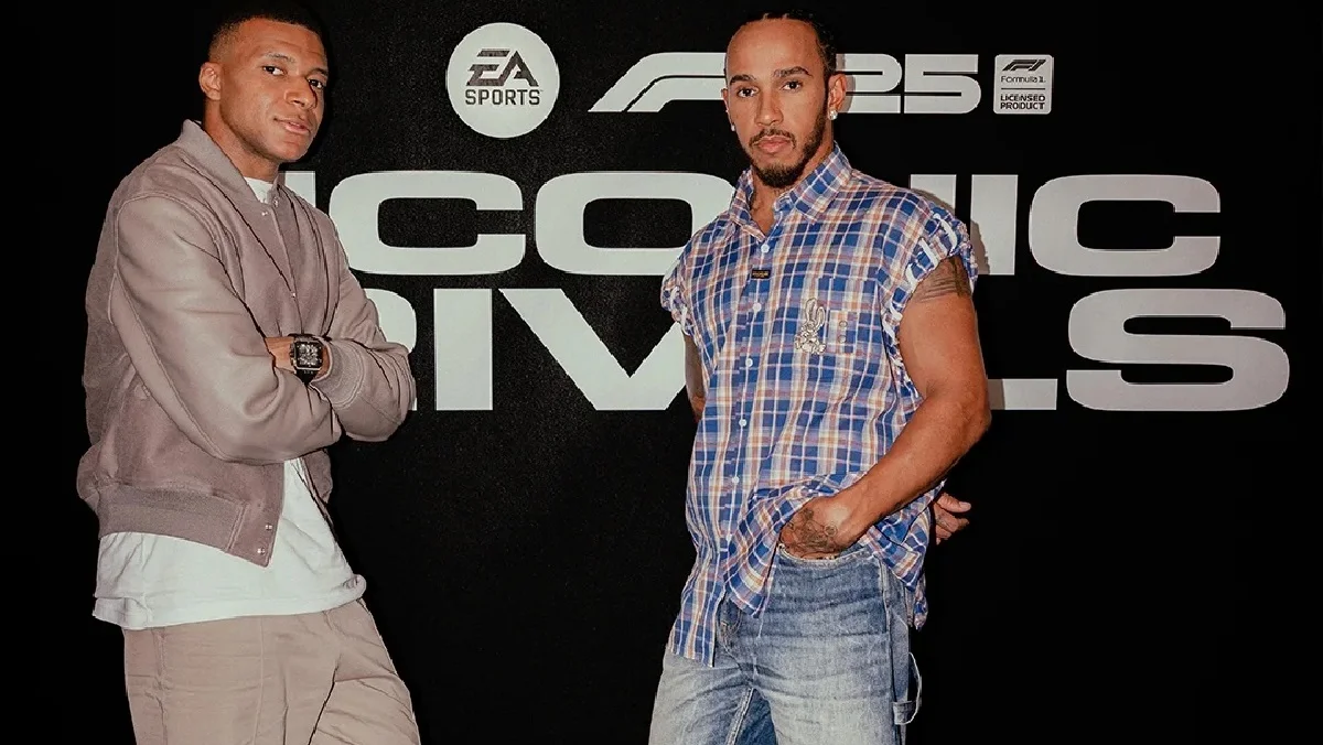 Льюис Хэмилтон (справа) с фанатом / Фото из Instagram.com/lewishamilton