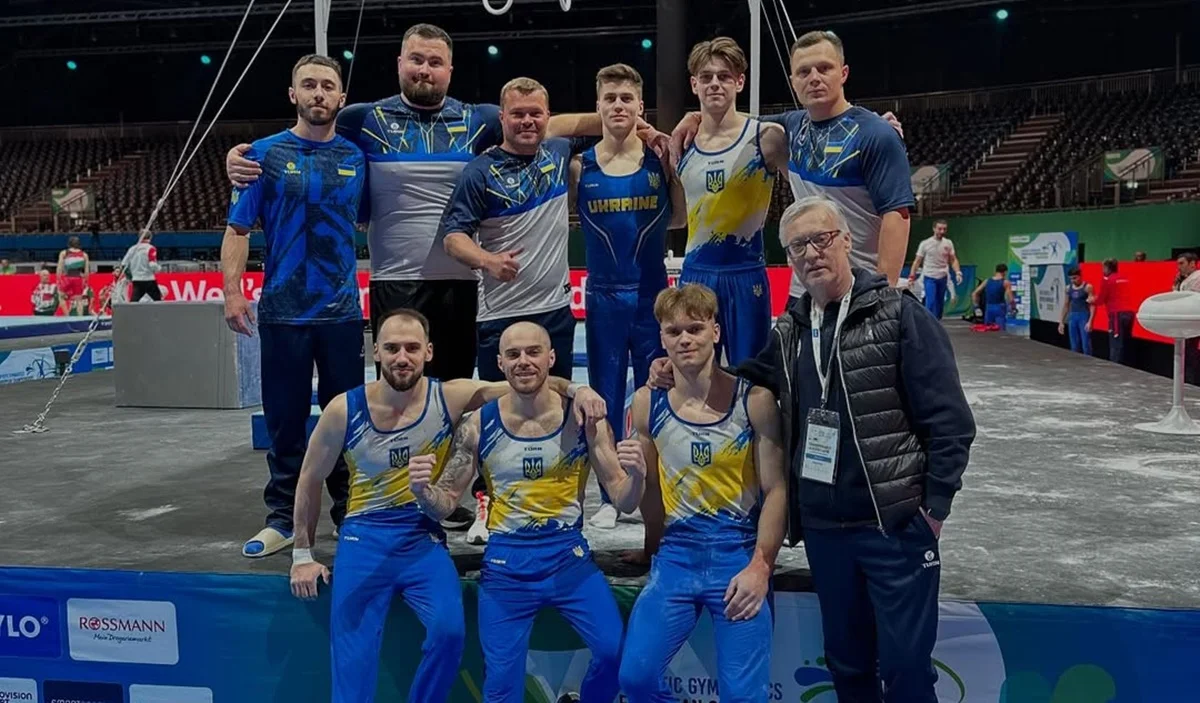 Олег Верняев второй слева в нижнем ряду / Instagram