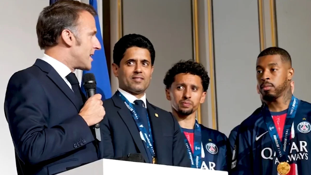 Еммануель Макрон з представниками ПСЖ / Скріншот