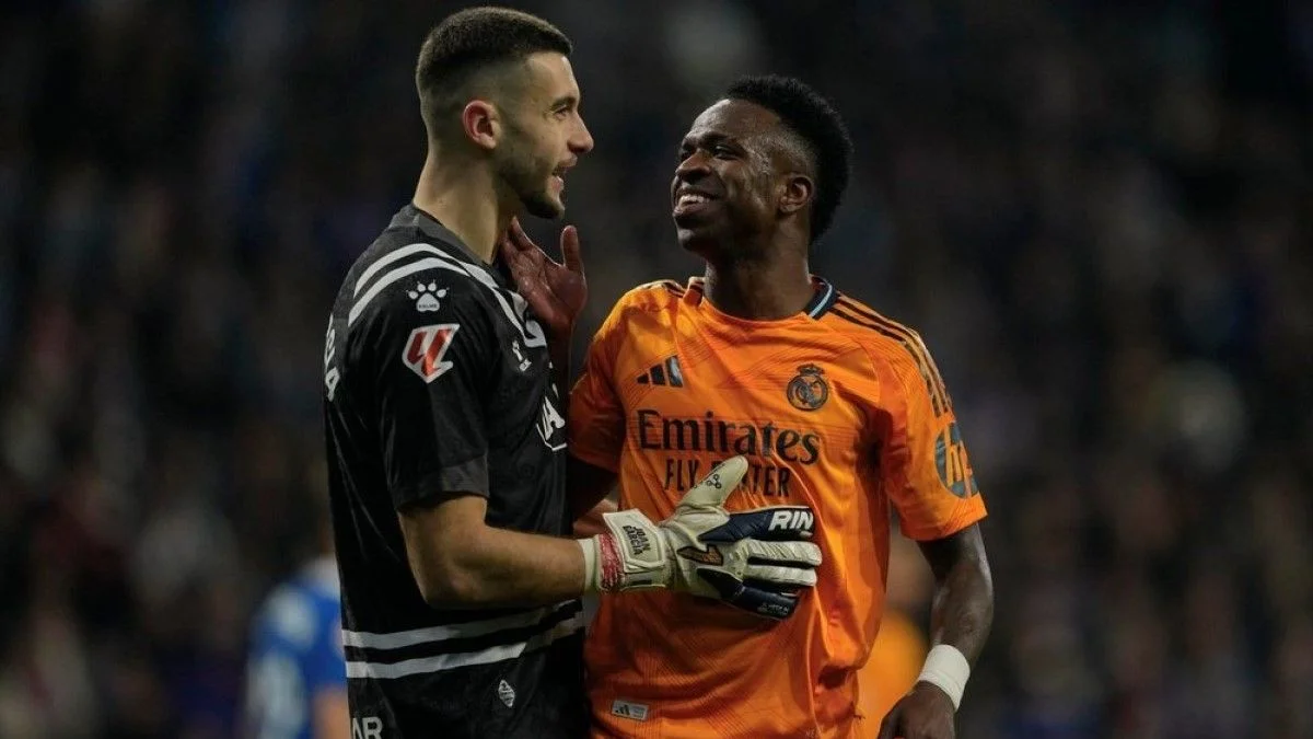 Жоан Гарсия и Винисиус / EFE