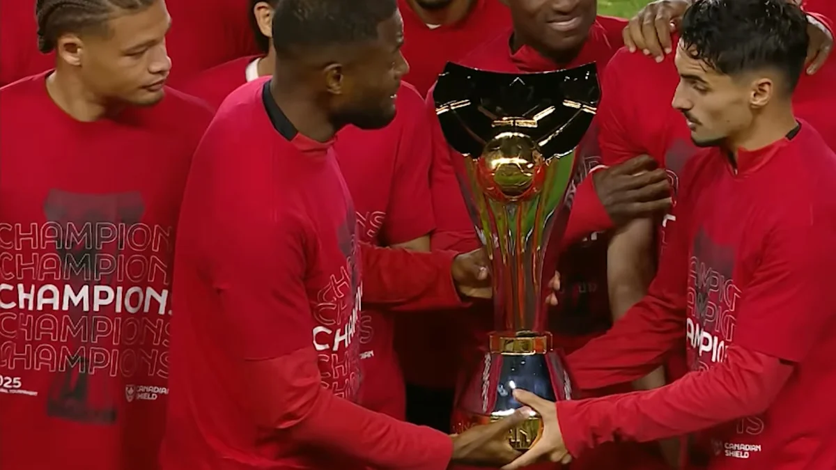 Збірна Канади з трофеєм / Скріншот