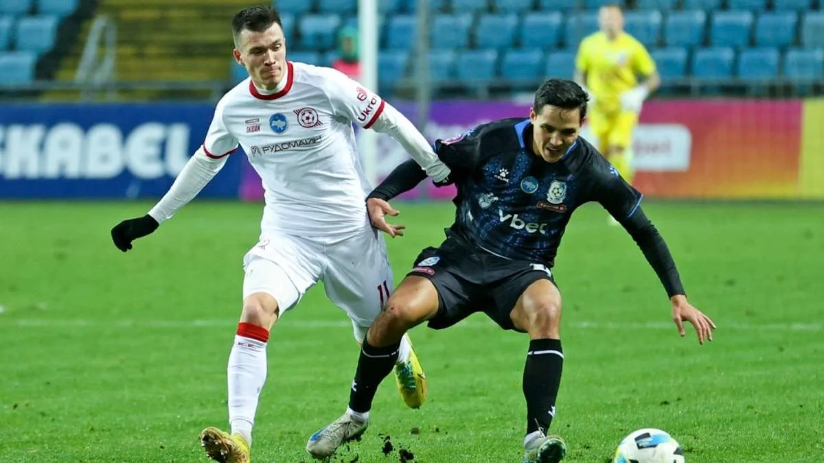 Егор Твердохлеб (слева)