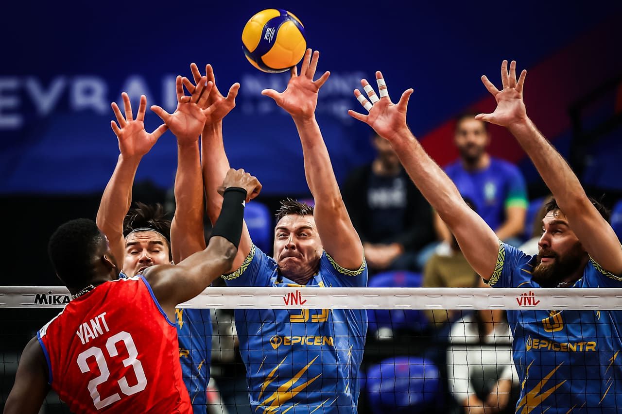 Сборная Украины обыграла кубинцев / фото: FIVB