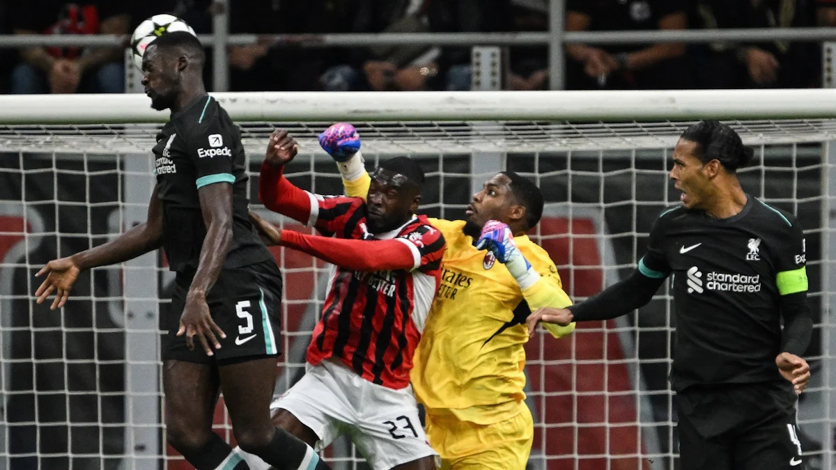 Ибрагима Конате и Вирджил ван Дейк против Милана / Getty Images