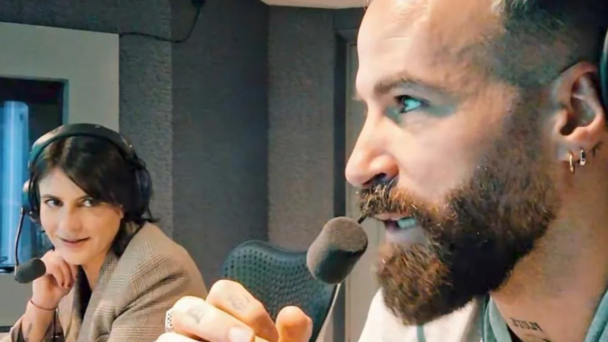 Фото к новости: Комментатор попался на флирте с коллегой прямо во время матча клубного чемпионата мира