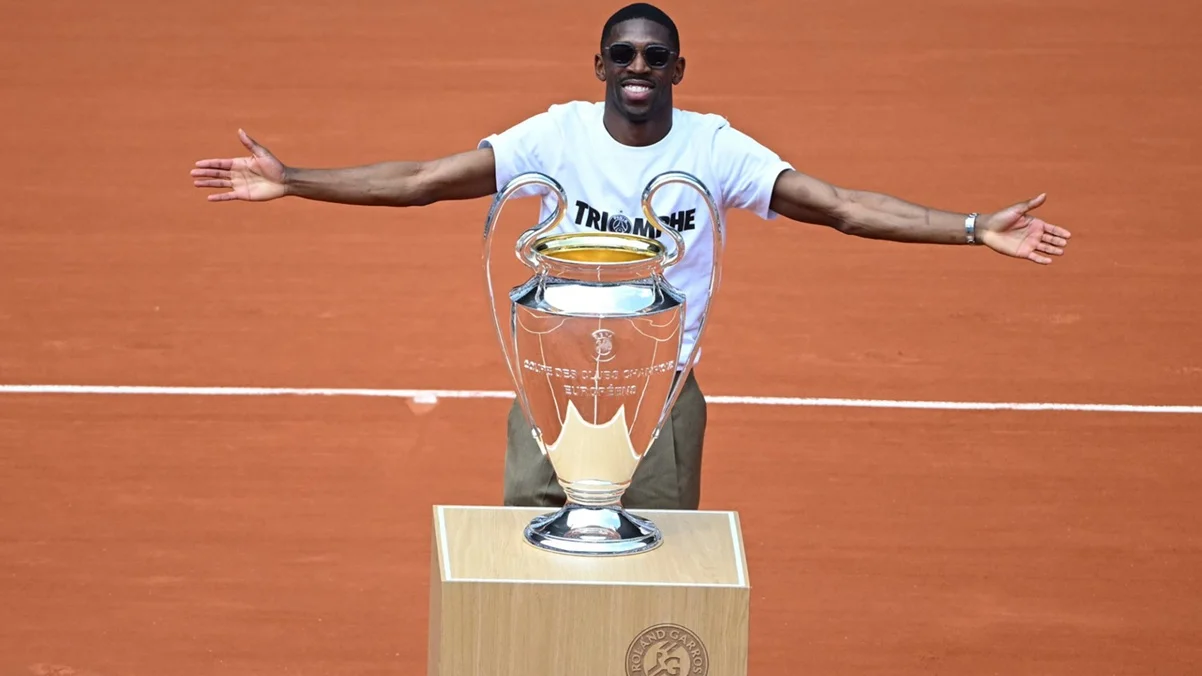 Усман Дембеле з трофеєм Ліги чемпіонів / фото: Alexis Réau/L'Équipe