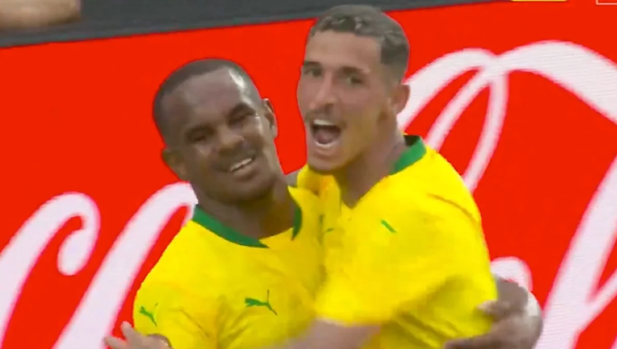 Мамелоди Сандаунс празднуют гол / скрин