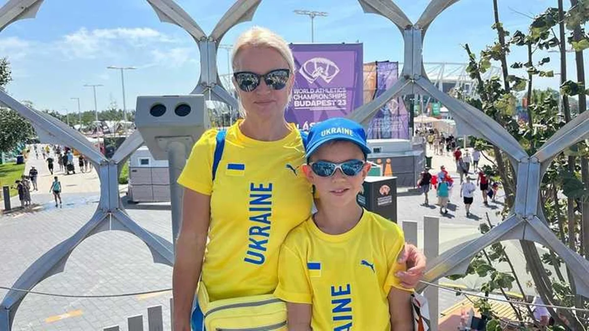 Анжела Балахонова с сыном Матвеем Строгалевым / фото: Facebook