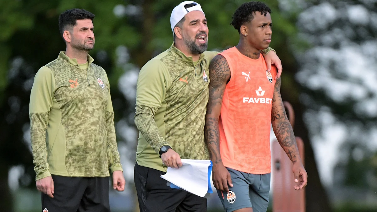 Арда Туран (по центру) / фото: ФК Шахтар