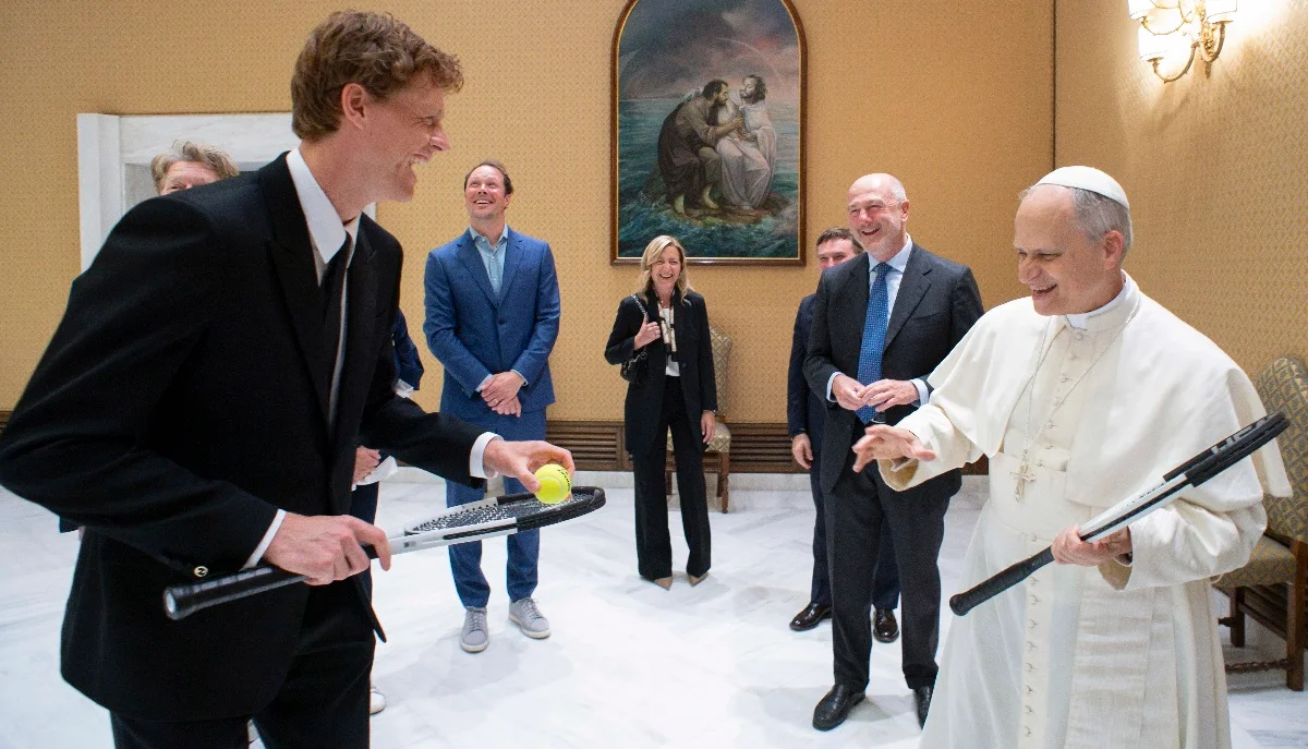 Яннік Сіннер та Папа Римський Лев XIV / Getty Images