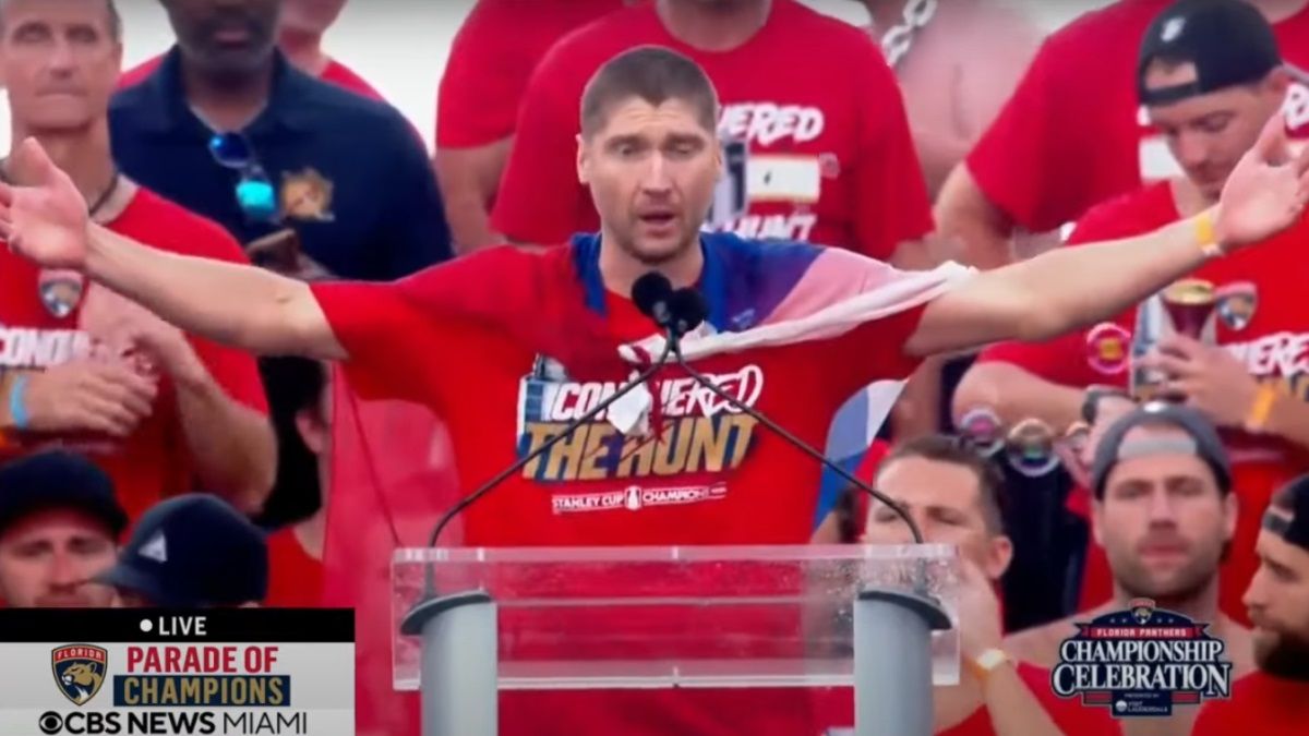Сергей Бобровский с российской тряпкой на спине / Скриншот