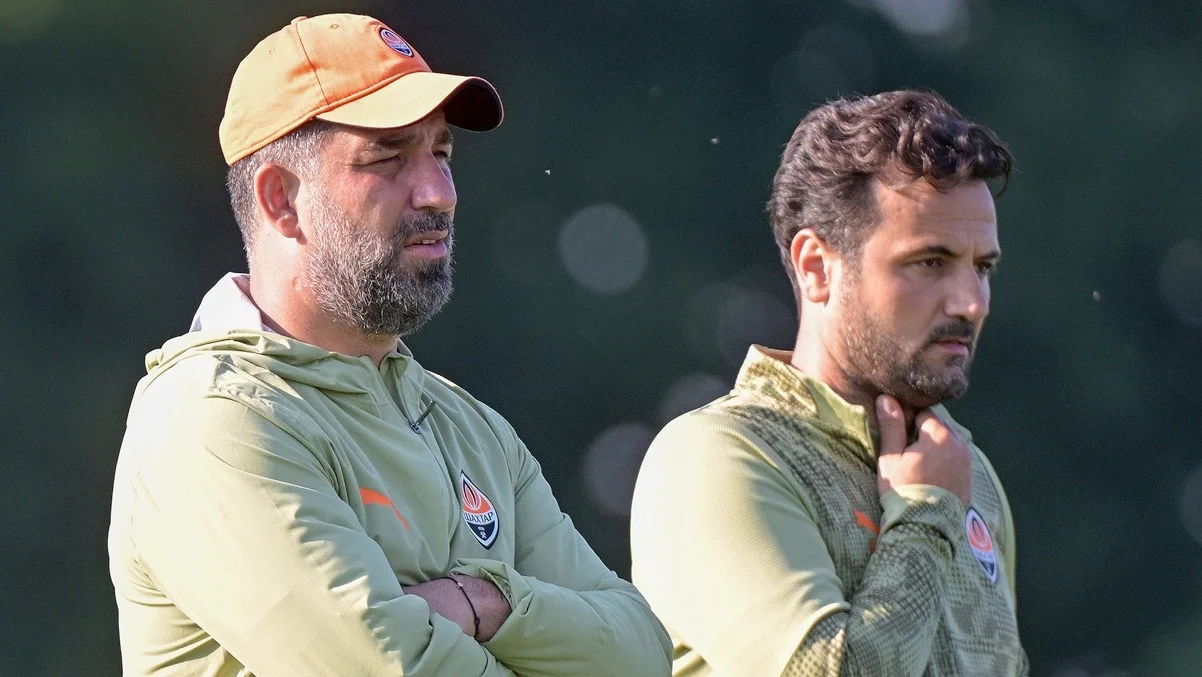 Арда Туран наблюдает за тренировкой / фото: ФК Шахтер