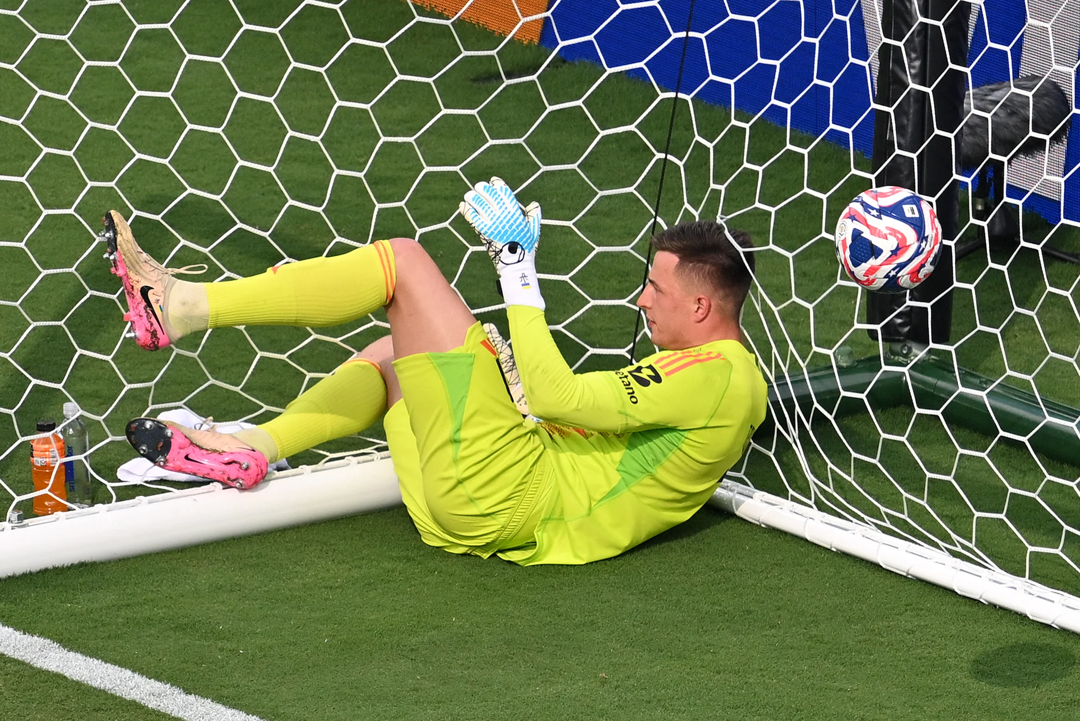 Фото к новости: Челси дожал Бенфику и вышел в 1/4 финала КЧМ – Трубин стал антигероем несмотря на серию сейвов, матч останавливали из-за грозы