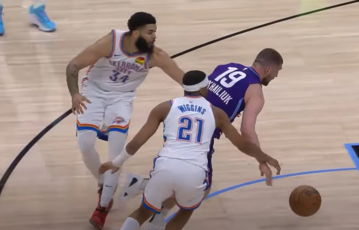 Святослав Михайлюк (№ 19) в атаке / скриншот