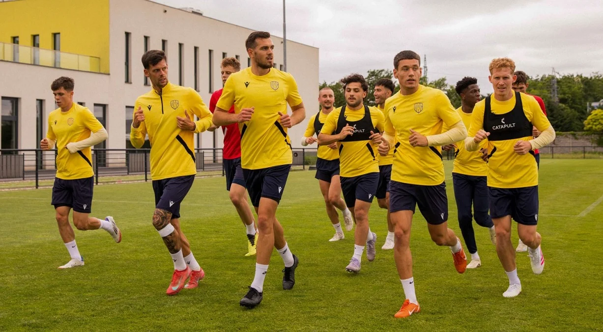 Качараба (в центрі) та інші гравці Дунайскої Стреди / Прес-служба клубу