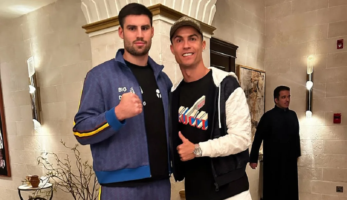 Андрій Новицький з фанатом / Фото з instagram.com/novitskyi_rmp