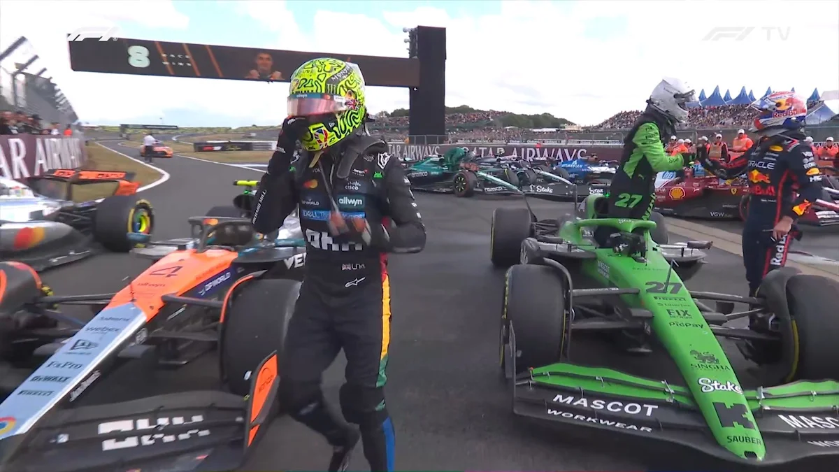 Ферстаппен (крайній справа) вітає Хюлькенберга / Скріншот