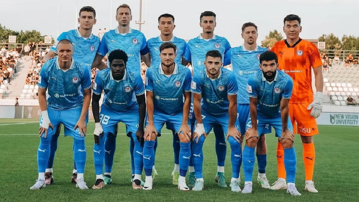 Юрий Вакулко (второй справа в верхнем ряду) перед матчем с Торпедо / ФК Ордабасы