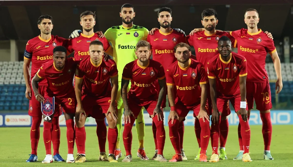 Сергей Вакуленко (первый справа в верхнем ряду) перед матчем с Тре Фиори/ФК Пюник