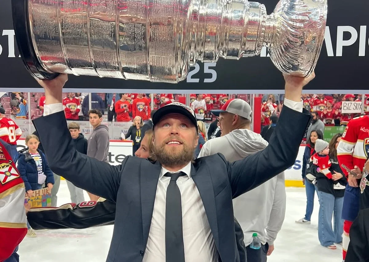 Максім Іванов з Кубком Стенлі без його прізвища / Фото: instagram.com/max_ivanov68