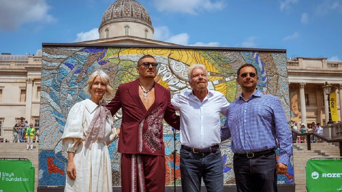 Олександр Усик і Річард Бренсон (в центрі) на відкритті мозаїки "Боривітер" у Лондоні / Фото з прес-релізу події