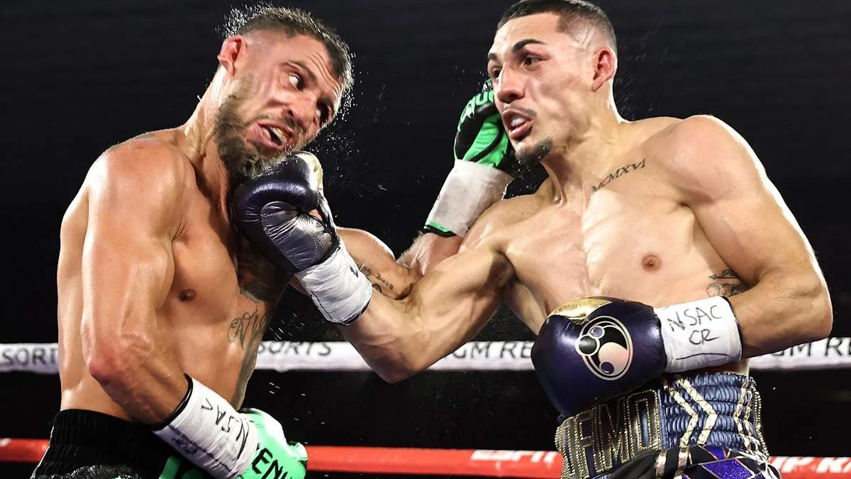 Василий Ломаченко и Теофимо Лопес / Getty Images