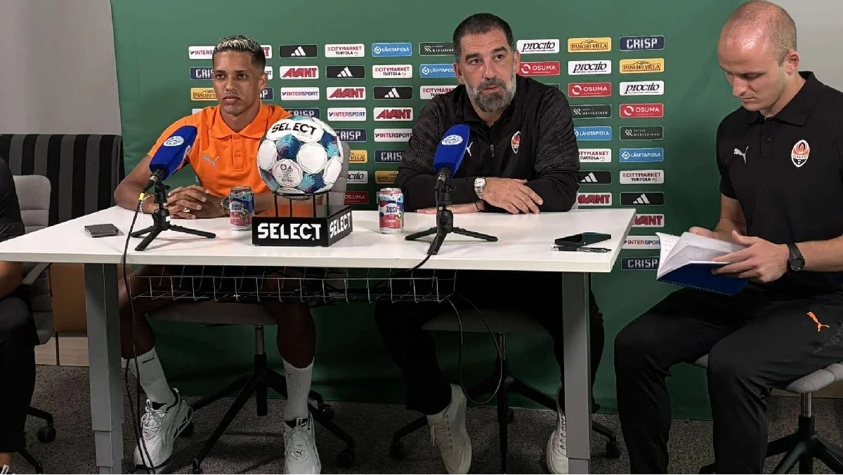 Арда Туран (в центре) / Фото О. Любушкиной