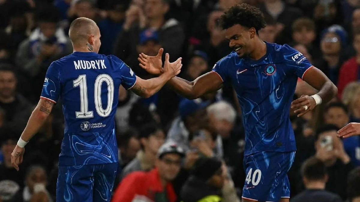 Мудрик и Вейга/ Photo by GLYN KIRK/AFP via Getty Images