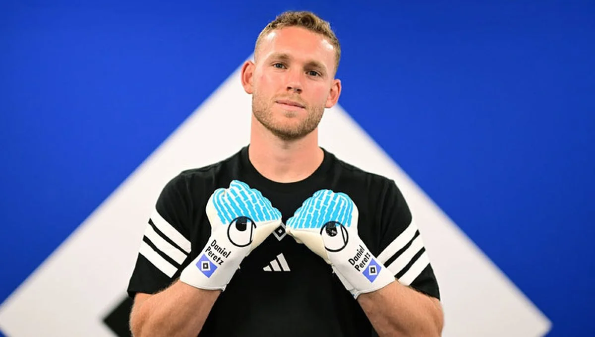 Фото к новости: Бавария отдала дублера Нойера своему историческому сопернику