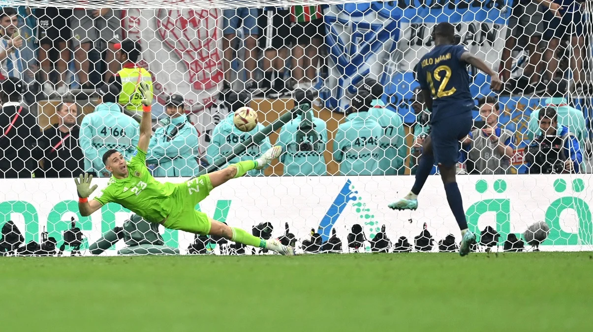 Эмилиано Мартинес на ЧМ-2022 / фото: Dan Mullan/Getty Images